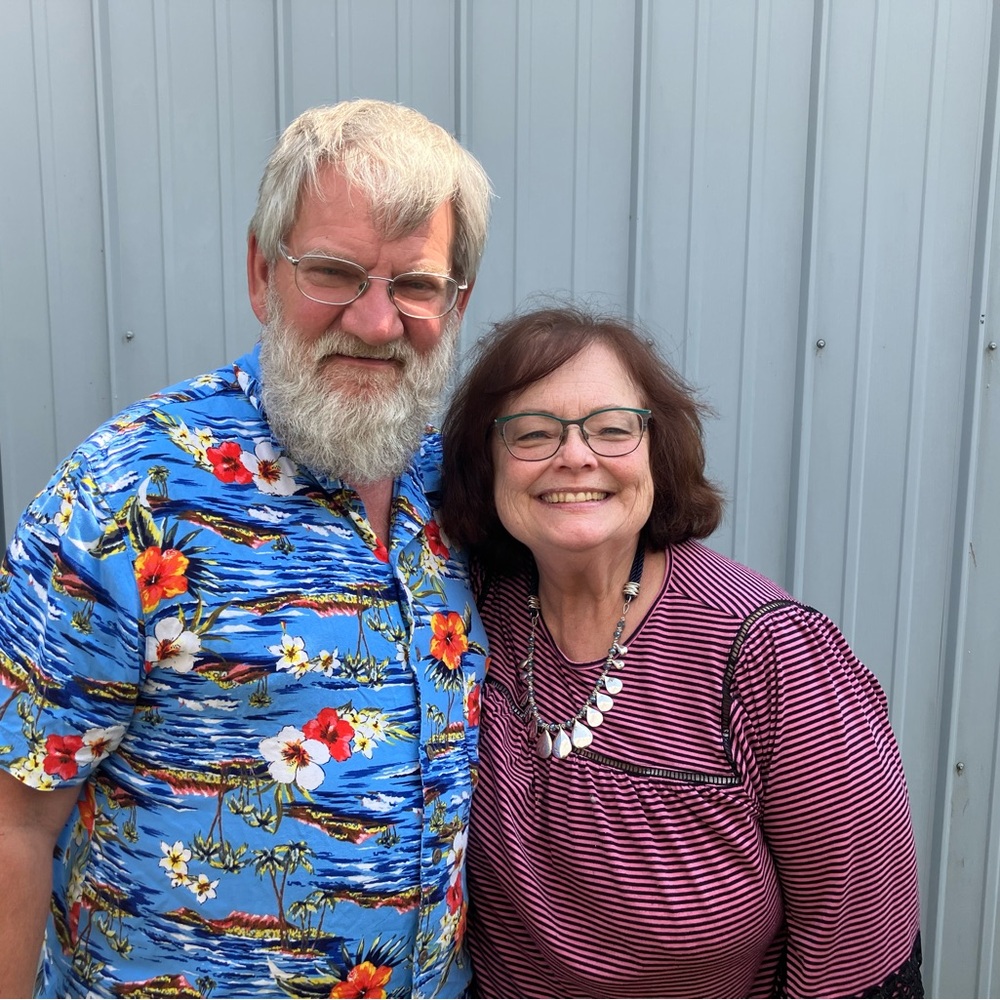 Meet your Posher. Call me Lou. I Have 1 son. I fiancé, 2 chihuahua’s, & a cat.